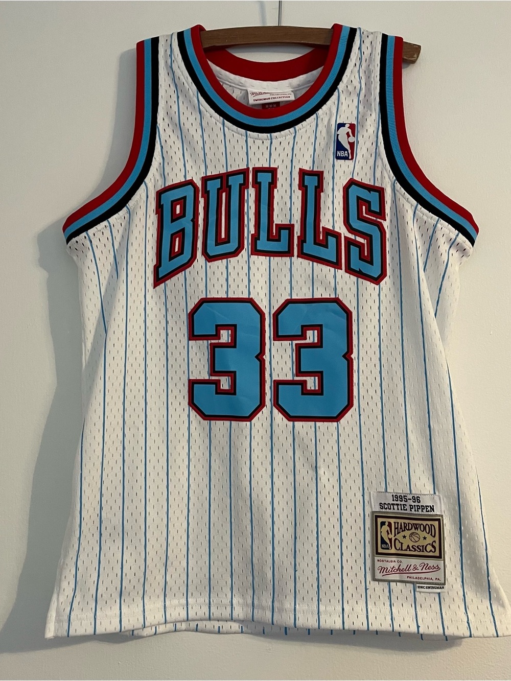 Youth Mitchell and Ness Pippen Bulls swingman jersey M 10-12